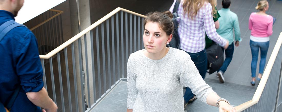 Bild: Studentin geht die Treppe hinauf